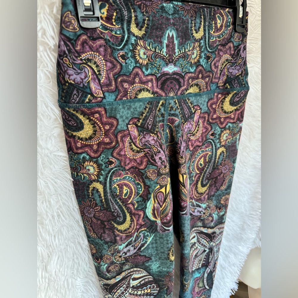Paisley Capri Leggings